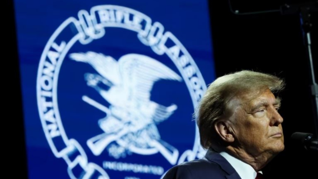 Ish-Presidenti Trump zotohet të shfuqizojë kufizimet për armët nëse fiton zgjedhjet