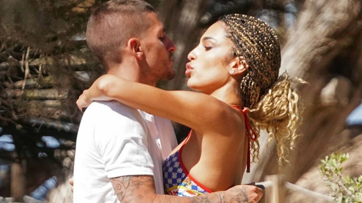 Asnjë problem në Katar, partnerja e Marco Verratti-t shfaqet në formë