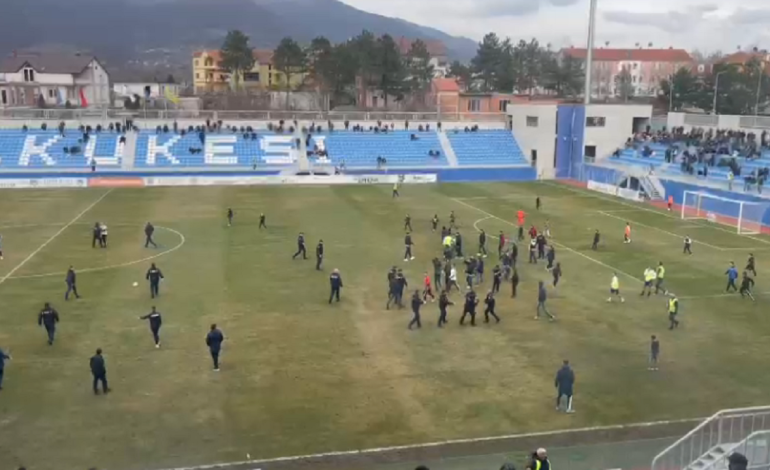 Kaos në Superiore, tifozët kuksianë “pushtojnë” fushën pas golit të Erzenit