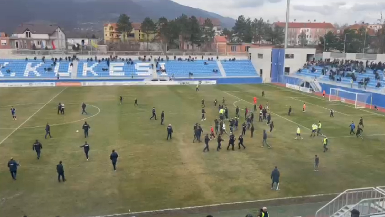 Kaos në Superiore, tifozët kuksianë “pushtojnë” fushën pas golit të Erzenit