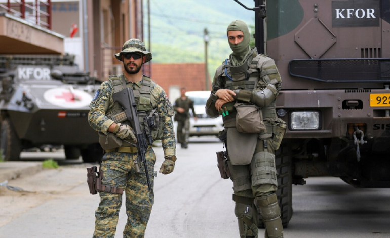 Stabilizohet situata në veri të Kosovës, KFOR tërheq të gjitha njësitë nga ndërtesa e komunës së Zveçanit