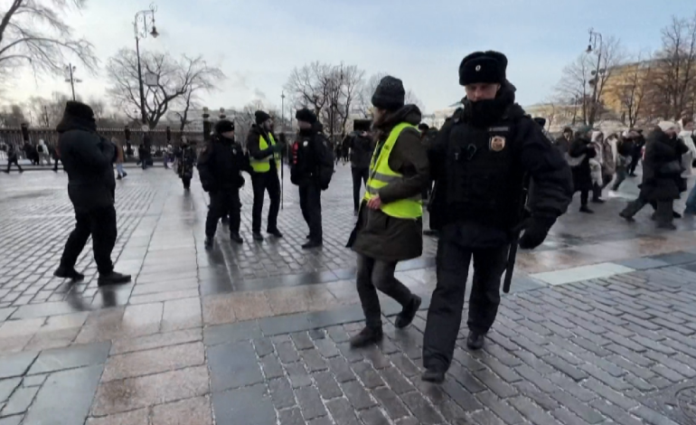 Policia arreston gazetarët në Moskë, në protestën e grave të ushtarëve (Fotot)