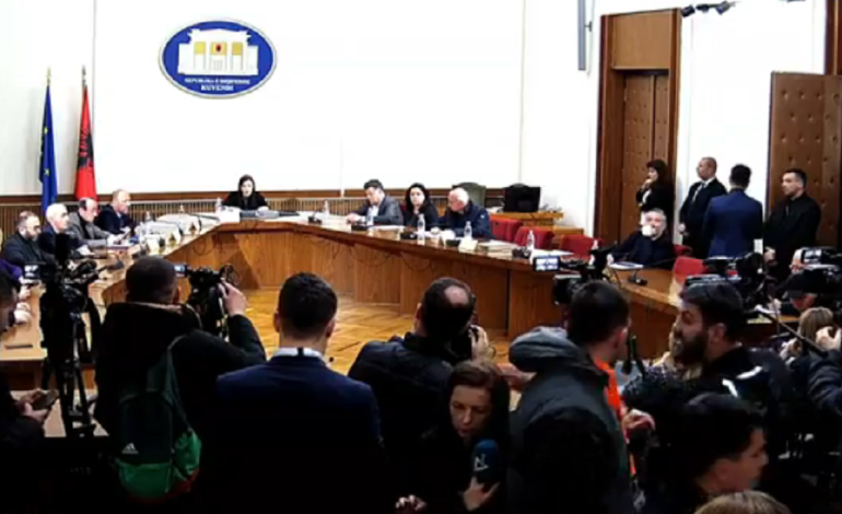 “Turp pse jeni fshehur?” Tensione mes mazhorancës dhe opozitës në Byronë e Kuvendit, ndërpritet mbledhja! Felaj: S’ka kuorum