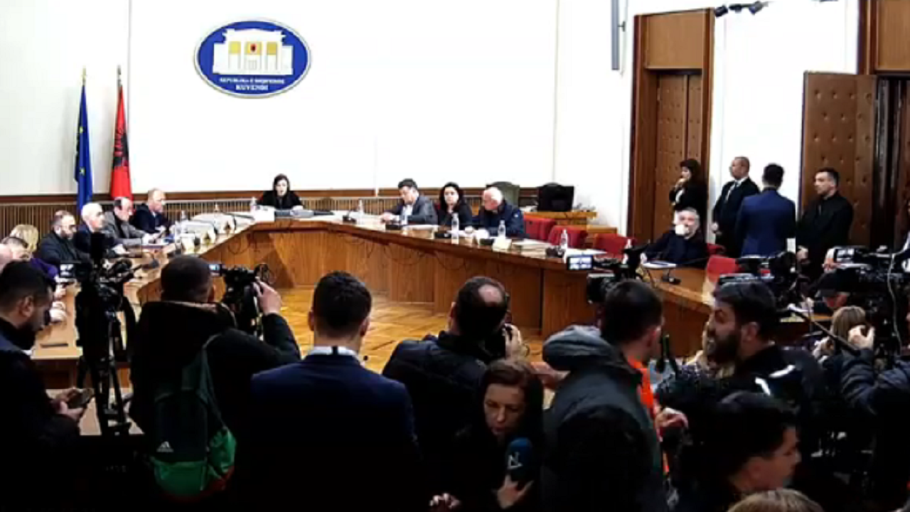 “Turp pse jeni fshehur?” Tensione mes mazhorancës dhe opozitës në Byronë e Kuvendit, ndërpritet mbledhja! Felaj: S’ka kuorum