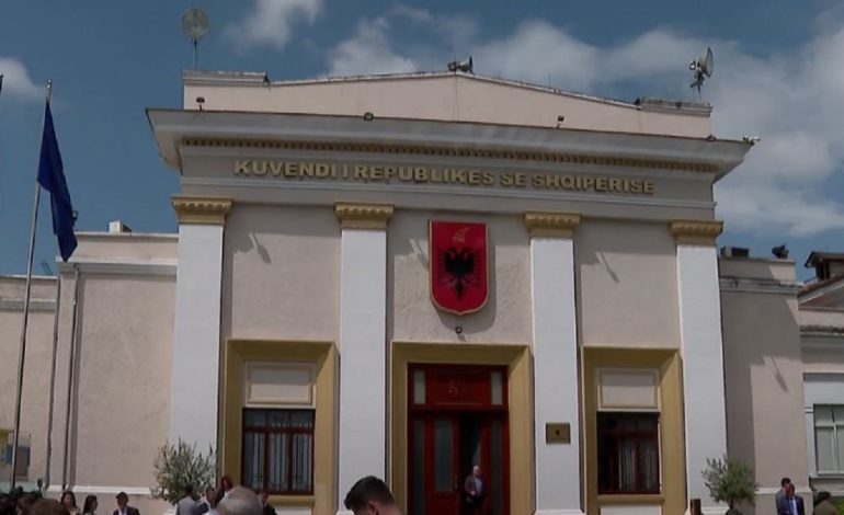 Parlamenti mblidhet pasdite, opozita pret me protesta mazhorancën jashtë Kuvendit