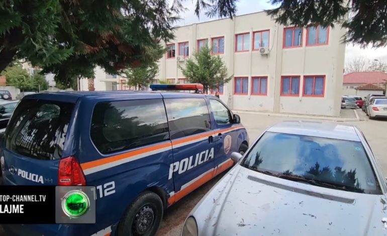 Plagosja me thikë një ditë më parë në Kavajë/ Arrestohet i riu, e qëlloi në krah se i ngacmoi të ëmën