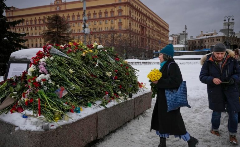 Mbi 400 të arrestuar në Rusi gjatë homazheve për Navalnyn, mes tyre edhe prifti i Kishës Ortodokse Apostolike
