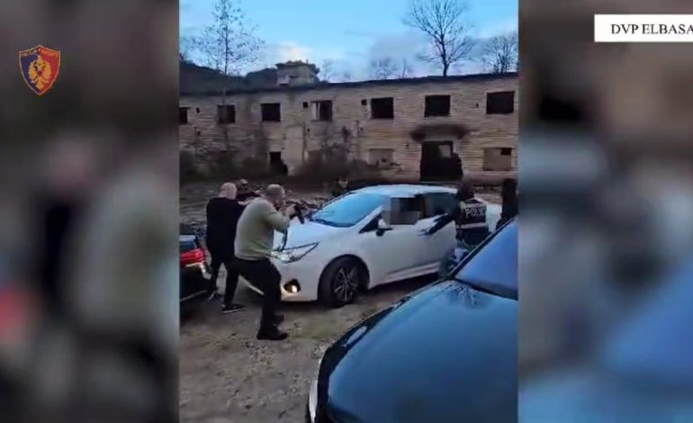 Trafik armësh dhe droge drejt Maqedonisë së Veriut, bien në pranga tre persona në Elbasan
