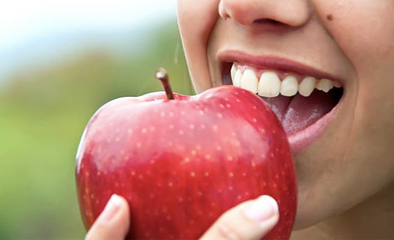 Dhëmbë të Bardhë dhe të Fortë – Çfarë Duhet të Konsumoni