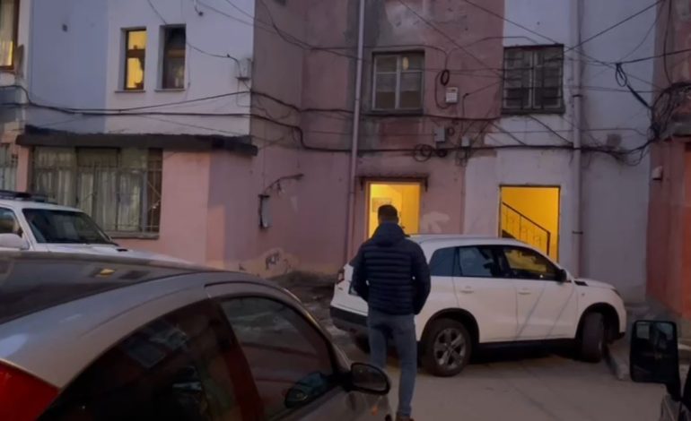 Nënë e bijë u gjetën të vdekura në banesë, kishin ndërruar jetë prej 4 ditësh! Zbulohet shkaku