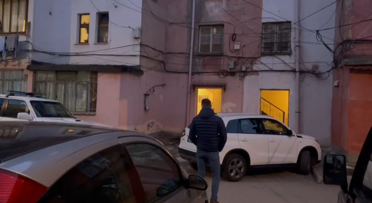 Nënë e bijë u gjetën të vdekura në banesë, kishin ndërruar jetë prej 4 ditësh! Zbulohet shkaku
