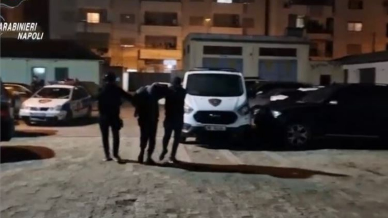 Arrestimi i 26-vjeçarit në Durrës, mediet italiane: Ndërmjetësuesi i trafikut të drogës i shpëtoi karabinierëve të Napolit, sot nuk bëri rezistencë