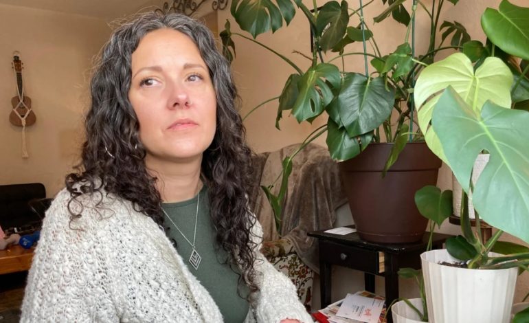 Me modele flokësh retro të viteve ’50 dhe përparëse… Flet nëna e katër fëmijëve: Si stili i jetesës prej shtëpiake më çoi në divorc