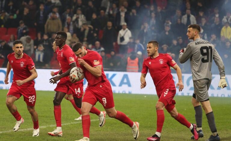 Hodhën flakadanë gjatë dhe pas ndeshjes së futbollit Partizani-Tirana, arrestohet 2 tifozë, 6 të tjerë procedohen