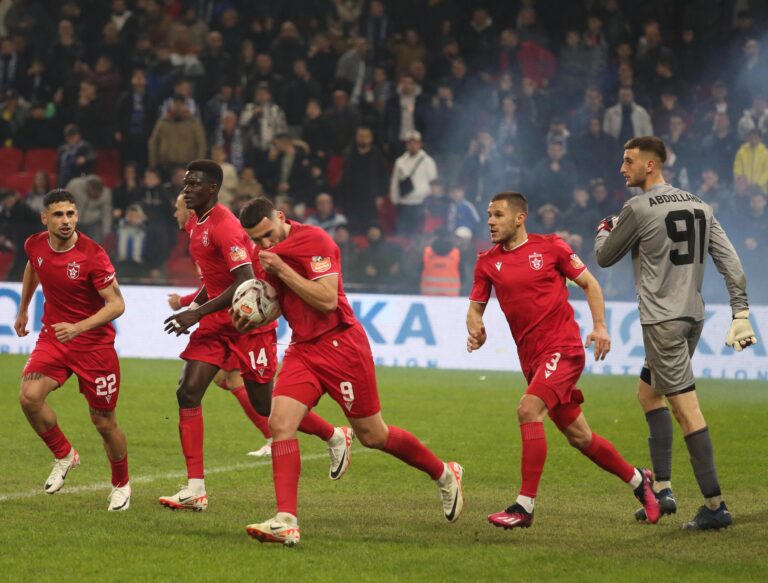 Hodhën flakadanë gjatë dhe pas ndeshjes së futbollit Partizani-Tirana, arrestohet 2 tifozë, 6 të tjerë procedohen