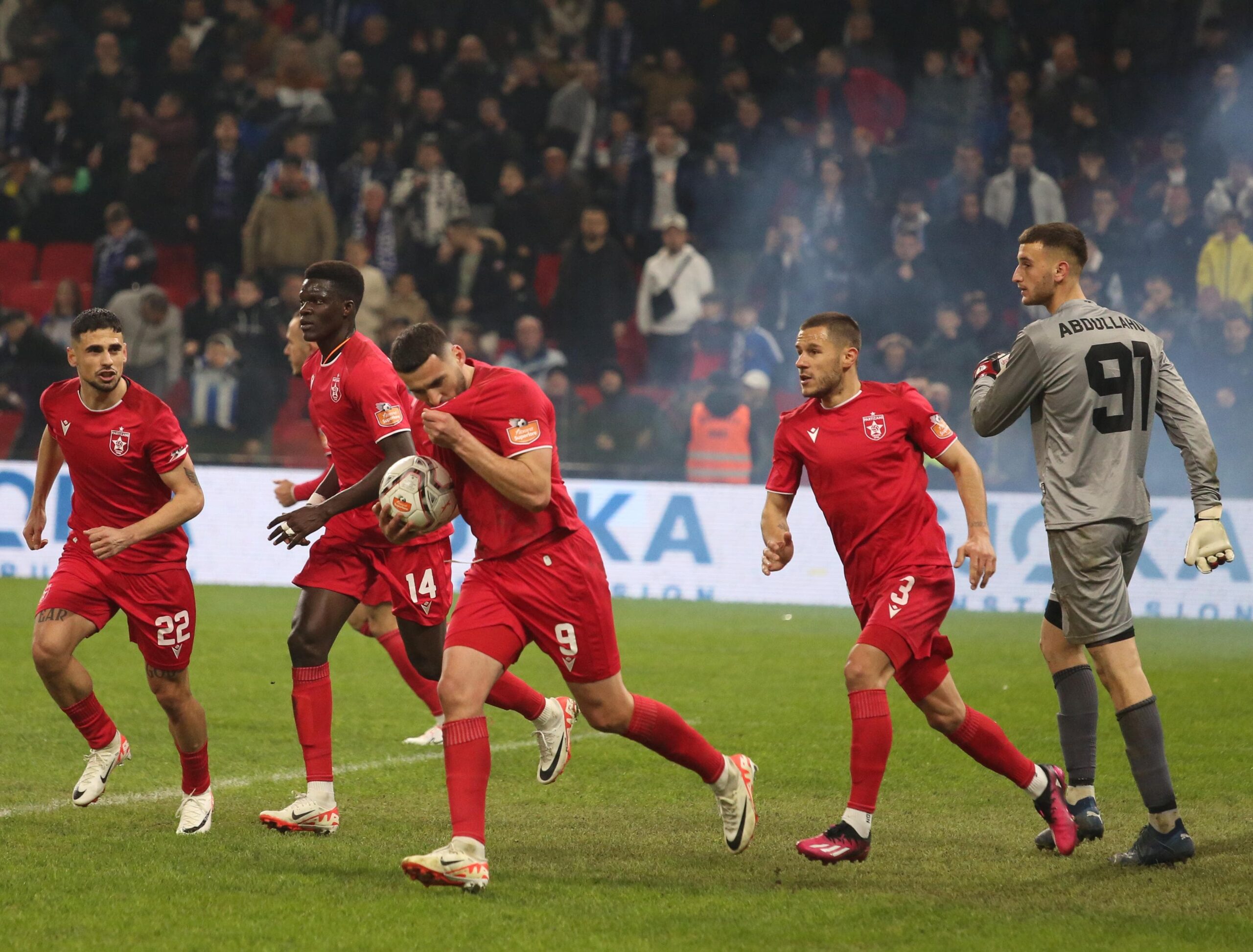 Derbi i bëhet makth Tiranës, kryeqyteti mbetet i kuq, Partizani triumfon me përmbysje (VIDEO)