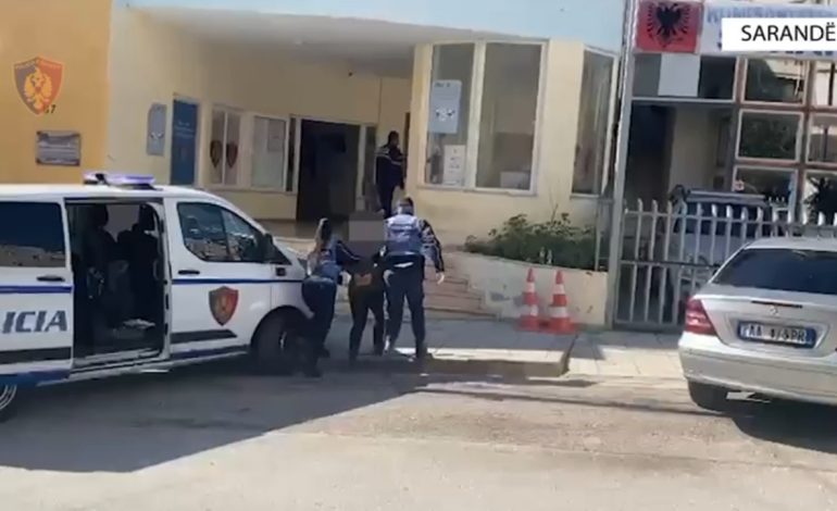 Tritol për shpërthim në distancë, kapsolla dhe municion luftarak, bien në pranga vëllezërit në Sarandë