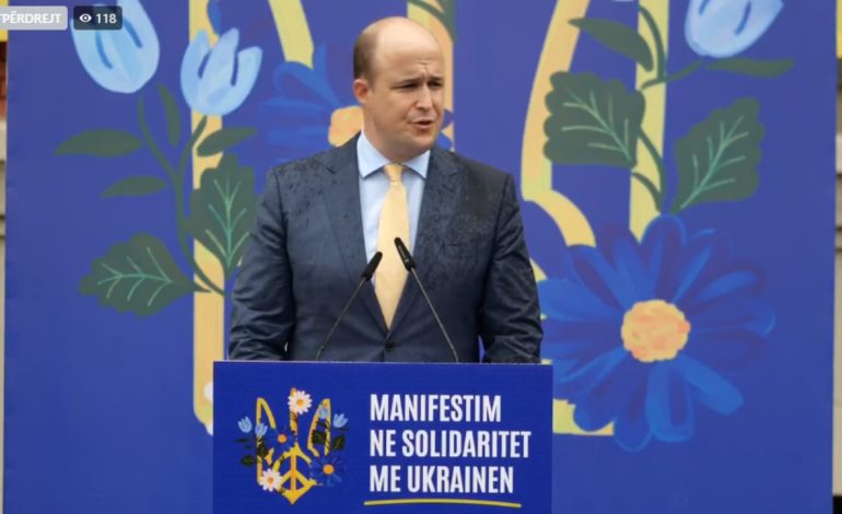 Ceremoni solidariteti për Ukrainën në Tiranë në dy vjetorin e nisjes së agresionit rus, Wisner: Shqipëria, një partner i vërtetë! Ambasadori Shkurov: Lufta tregoi miqtë dhe armiqtë tanë