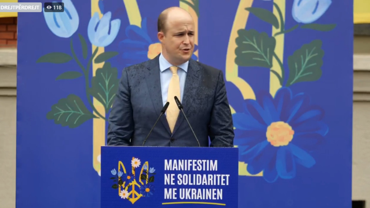 Ceremoni solidariteti për Ukrainën në Tiranë në dy vjetorin e nisjes së agresionit rus, Wisner: Shqipëria, një partner i vërtetë! Ambasadori Shkurov: Lufta tregoi miqtë dhe armiqtë tanë