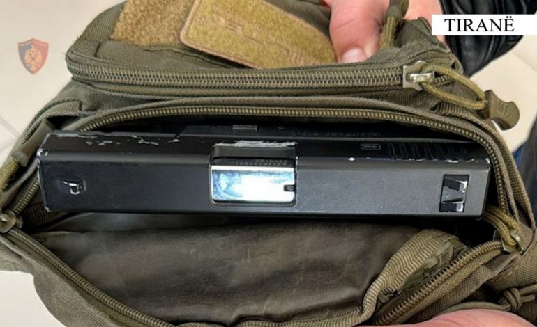 Me pistoletë dhe municion luftarak në çantë, arrestohet në flagrancë 30-vjeçari në Tiranë