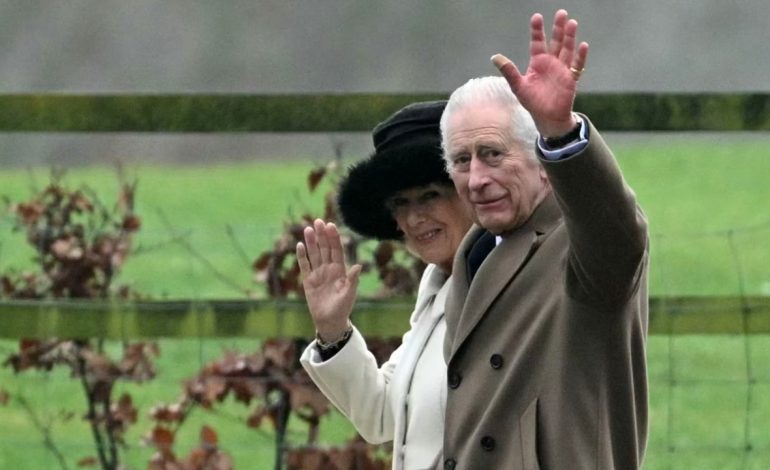 Mbreti Charles bën paraqitjen e parë publike pas diagnostikimit me kancer, përshëndet qytetarët i buzëqeshur