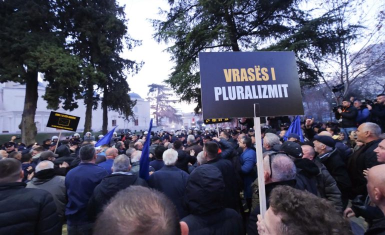 LAJM I FUNDIT/ Protesta e opozitës para Kuvendit, hidhen tymuese drejt policisë