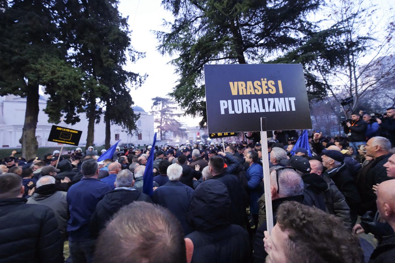 LAJM I FUNDIT/ Protesta e opozitës para Kuvendit, hidhen tymuese drejt policisë