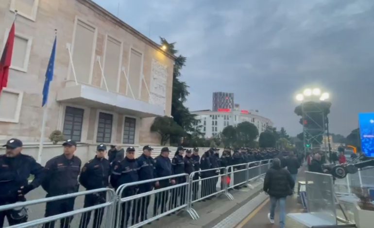 Video/ Nis protesta e thirrur nga Berisha-Bardhi! ‘Blindohet’ Kryeministria, FNSH, ‘Shqiponjat’ dhe Garda në gatishmëri, ja sa forca policie janë në terren