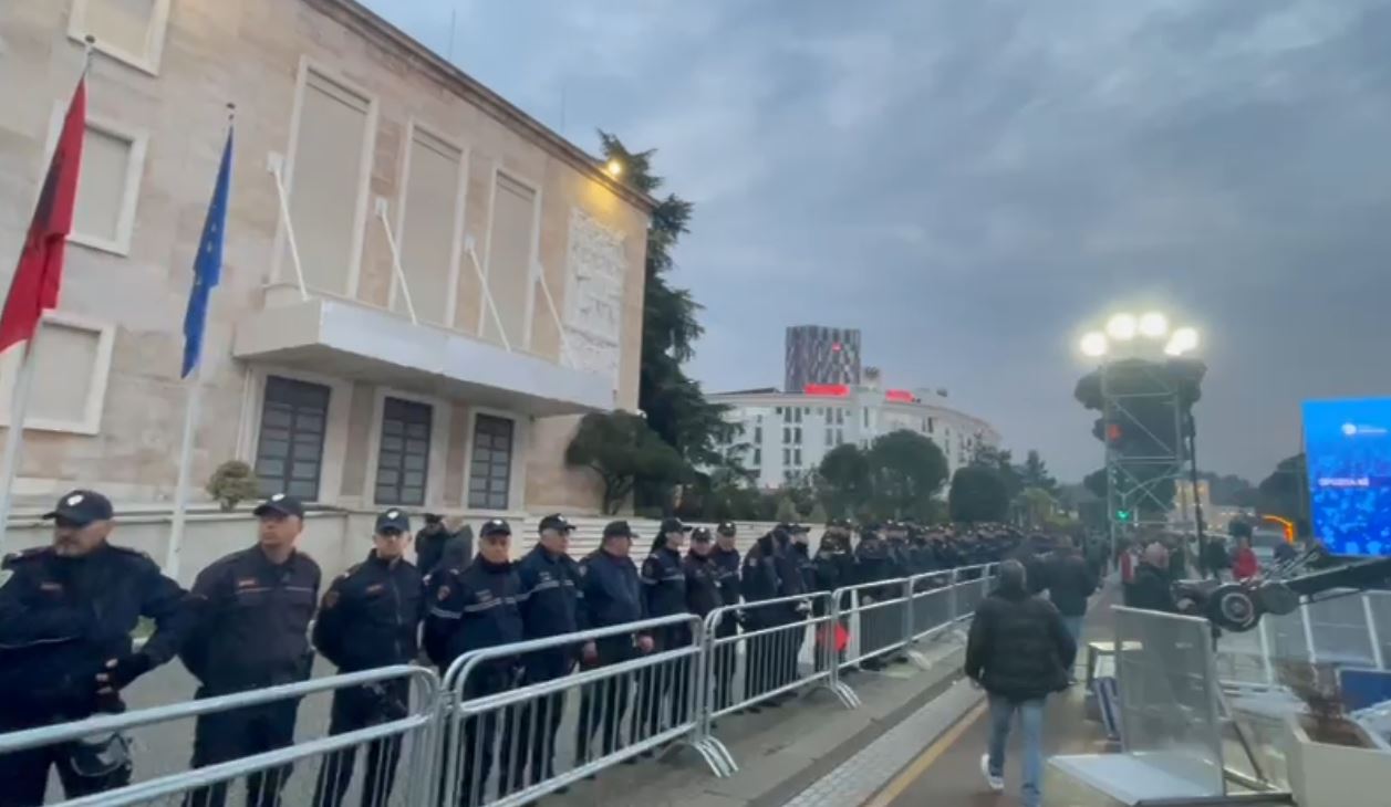 Video/ Nis protesta e thirrur nga Berisha-Bardhi! ‘Blindohet’ Kryeministria, FNSH, ‘Shqiponjat’ dhe Garda në gatishmëri, ja sa forca policie janë në terren