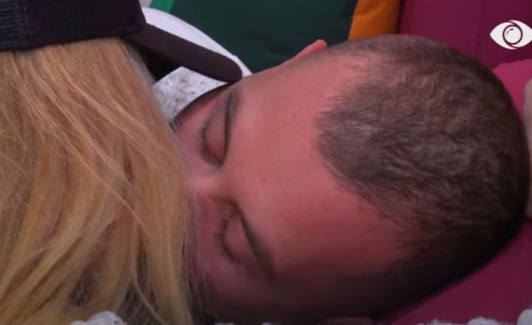 VIDEO/ “Më jep pak nga fryma jote”, ndodh puthja e parë mes tyre! Heidi dhe Romeo momente intime në oborr