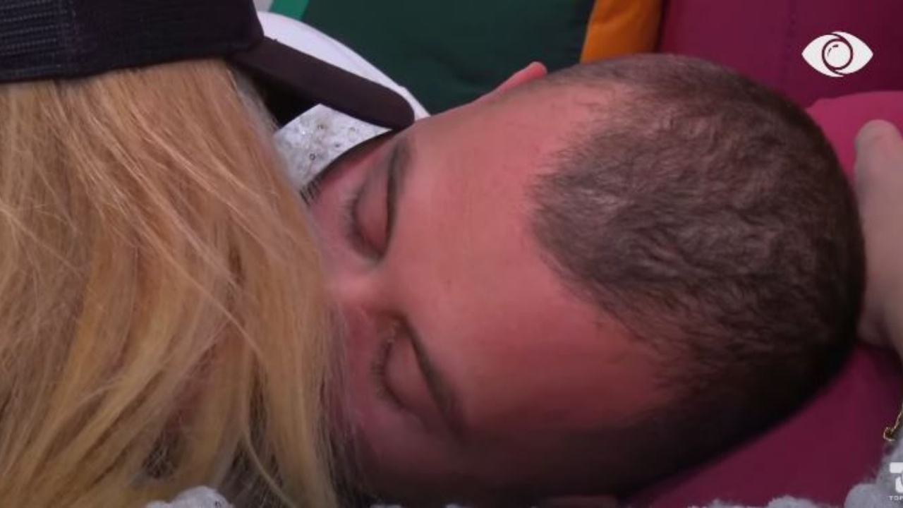 VIDEO/ “Më jep pak nga fryma jote”, ndodh puthja e parë mes tyre! Heidi dhe Romeo momente intime në oborr