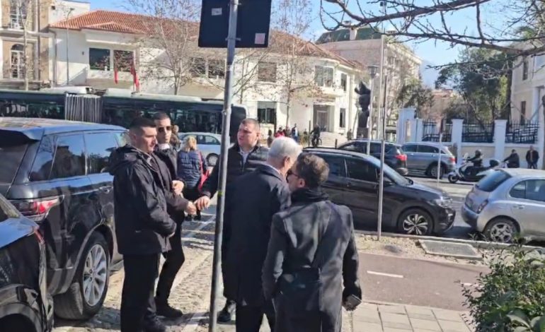 Braçe u kalon pranë, ambientalistët i kthehen: Erion, turp që e votove ligjin. Reagon deputeti: Paskeni marrë aty edhe hajdutin e kohës së Saliut