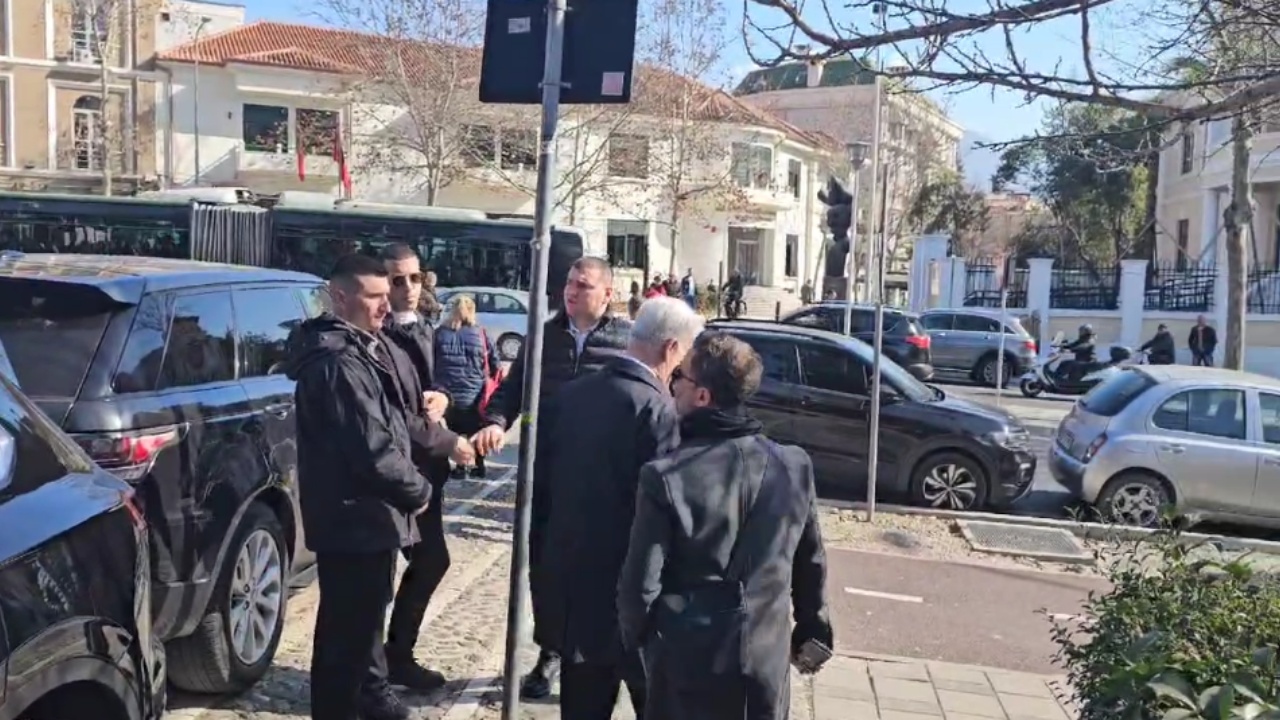 Braçe u kalon pranë, ambientalistët i kthehen: Erion, turp që e votove ligjin. Reagon deputeti: Paskeni marrë aty edhe hajdutin e kohës së Saliut