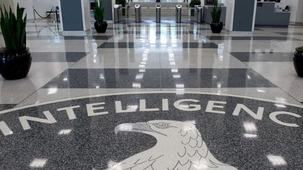Imazhe të abuzimit seksual me fëmijët, spiunim dhe hakërim kompjuterik, dënohet me 40 vite burg ish-zyrtari i CIA-s