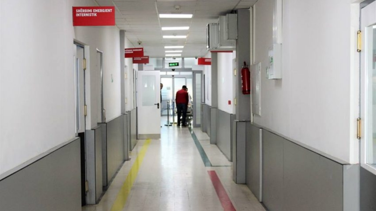 E rëndë në Kosovë! 4-vjeçarja ndërron jetë pasi u godit nga dy të mitur, prindërit: Nuk mori ndihmën e nevojshme, mjekët neglizhuan gjendjen