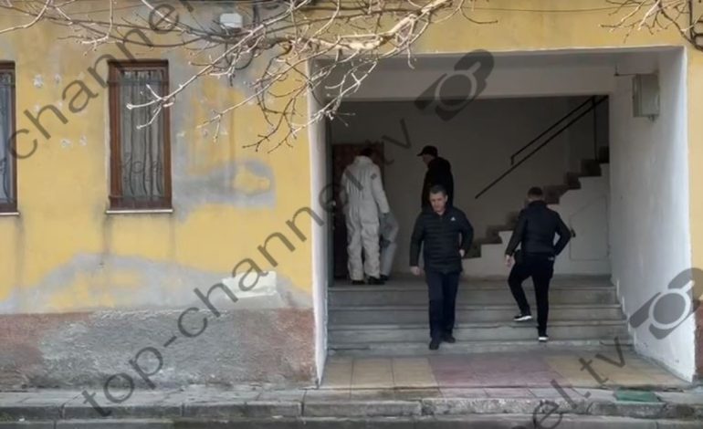 Alkool mbi tavolinë dhe gjurmë gjaku anës pallatit/ Detaje nga plagosja rëndë e 81-vjeçarit në Korçë! Autori ende i paidentifikuar
