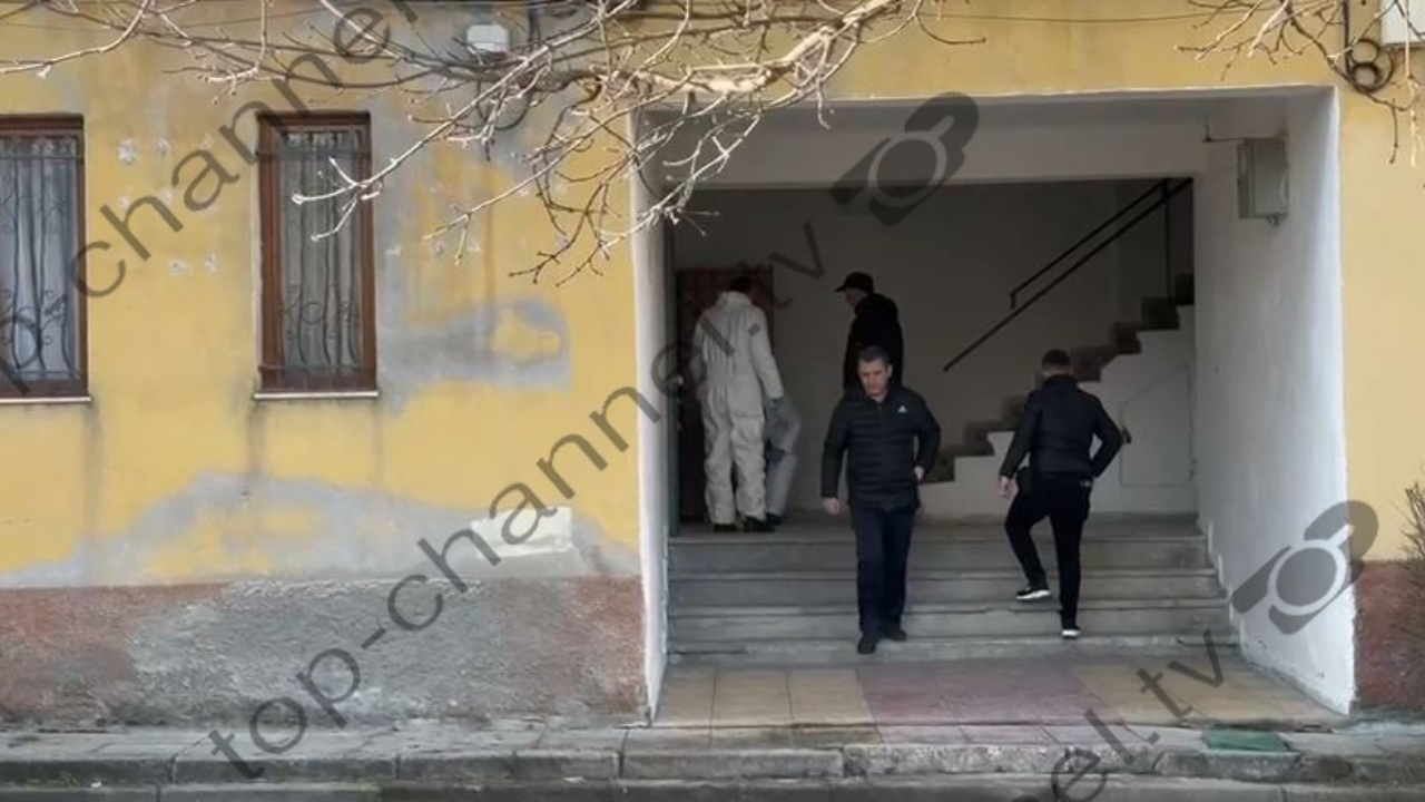 Alkool mbi tavolinë dhe gjurmë gjaku anës pallatit/ Detaje nga plagosja rëndë e 81-vjeçarit në Korçë! Autori ende i paidentifikuar