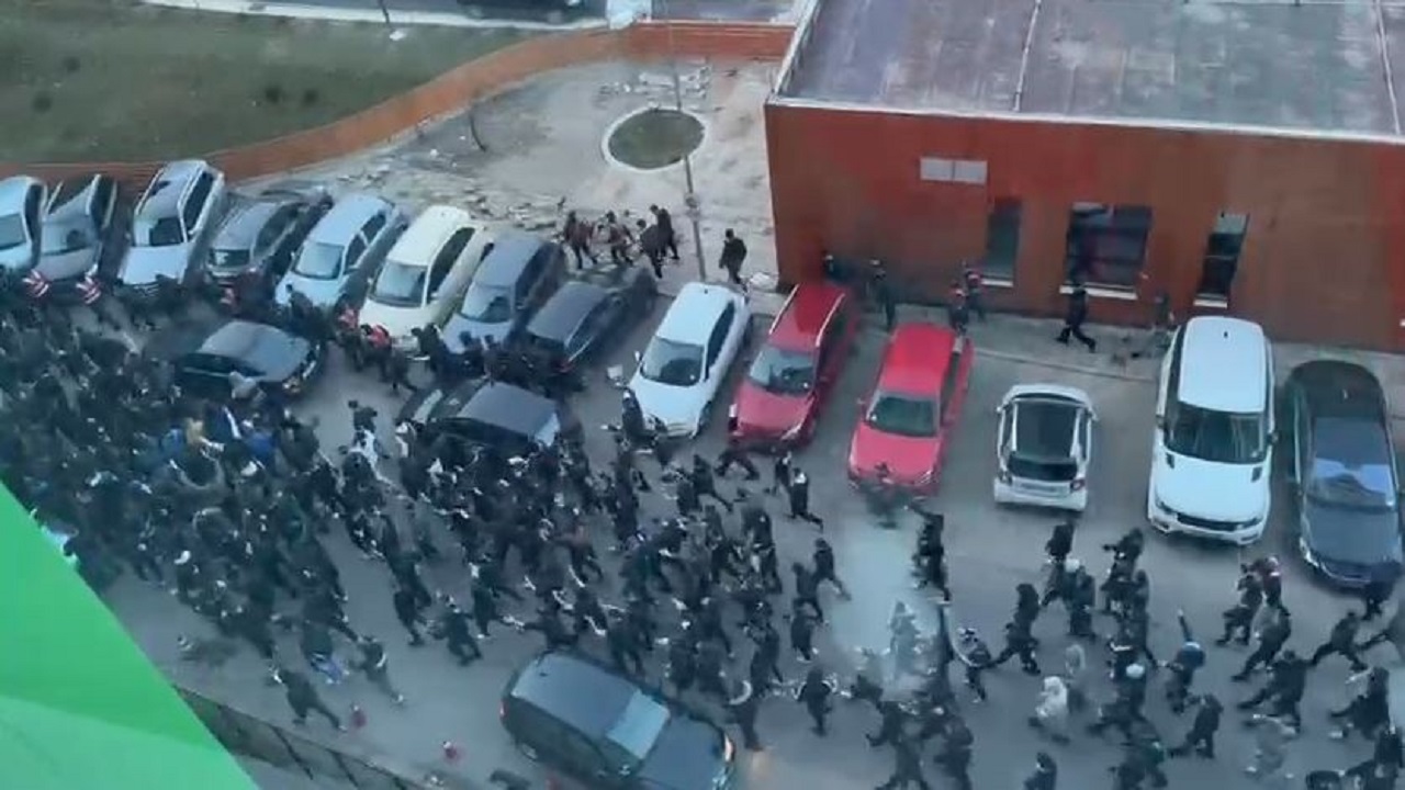 Videolajm/ Pak para derbit me Partizanin, tifozët e Tiranës pushtojnë rrugët. Mbërrijnë në Arenën Kombëtare
