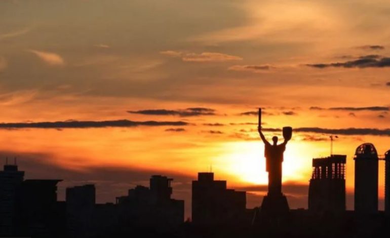 Kievi nën sulmeve ajrore ruse! Qytetarëve u kërkohet të gjejnë strehim