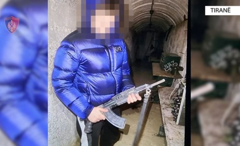 Mbante mjet presës gjatë mësimit dhe nxitej nga i ati për të përdorur armë zjarri, nën hetim 16-vjeçari! Babai në kërkim