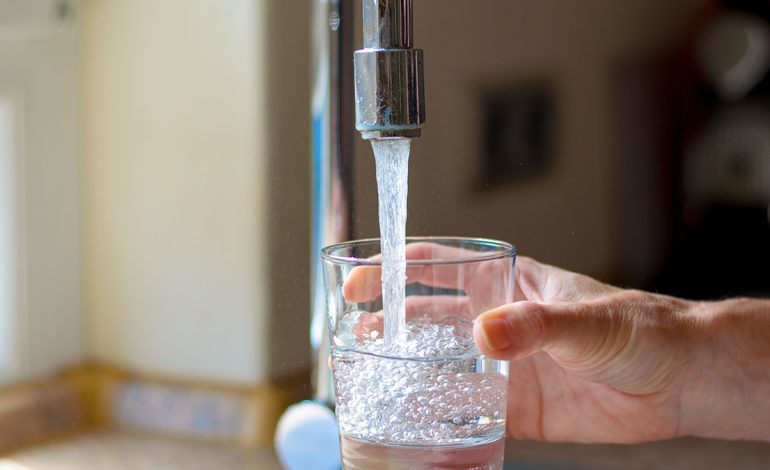 Rreziqet që Vijnë Nga Uji me Klor i Rubinetit – Kujdesi që Duhet të Tregoni