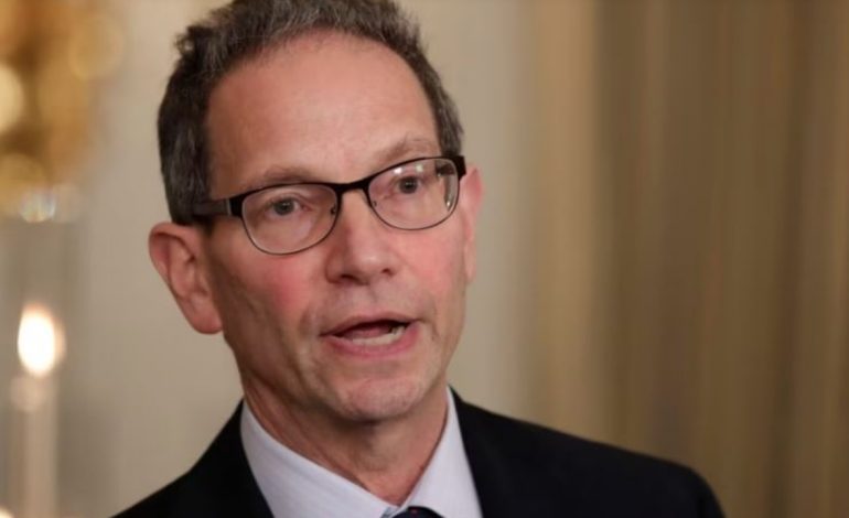 Kupchan për REL: Kurti dhe Vuçiç po e vështirësojnë zgjidhjen duke luajtur me karta nacionaliste