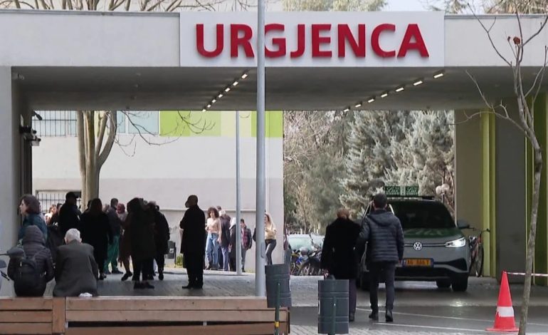 E rëndë në Tiranë! U paraqit për të marrë ndihmën e parë, 47-vjeçari vetëhidhet nga kati i 3-të i Spitalit të Traumës