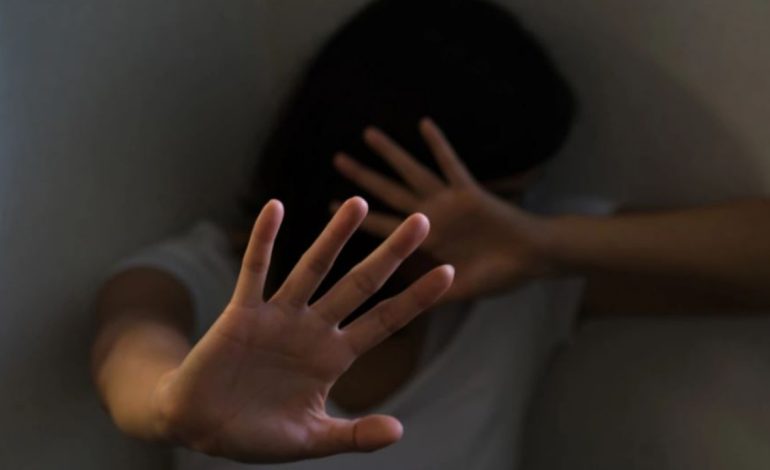 E rëndë në Greqi/ 27-vjeçari shqiptar lidh, dhunon dhe drogon të dashurën për t’i dhënë fund shtatzënisë!