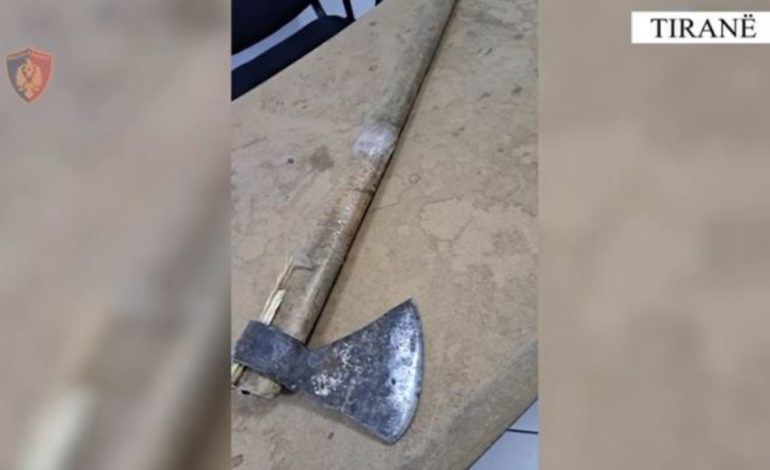 Parandalohet krimi në familje/ 46-vjeçari dhunoi vëllanë dhe kunatën! I kërcënoi për vdekje me sëpatë