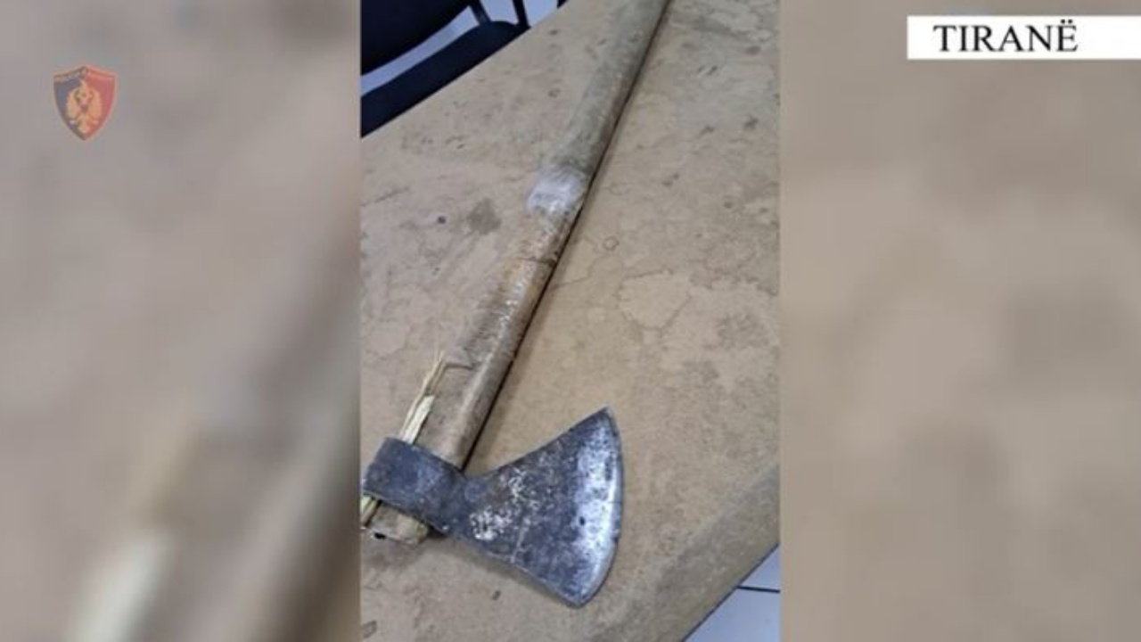 Parandalohet krimi në familje/ 46-vjeçari dhunoi vëllanë dhe kunatën! I kërcënoi për vdekje me sëpatë