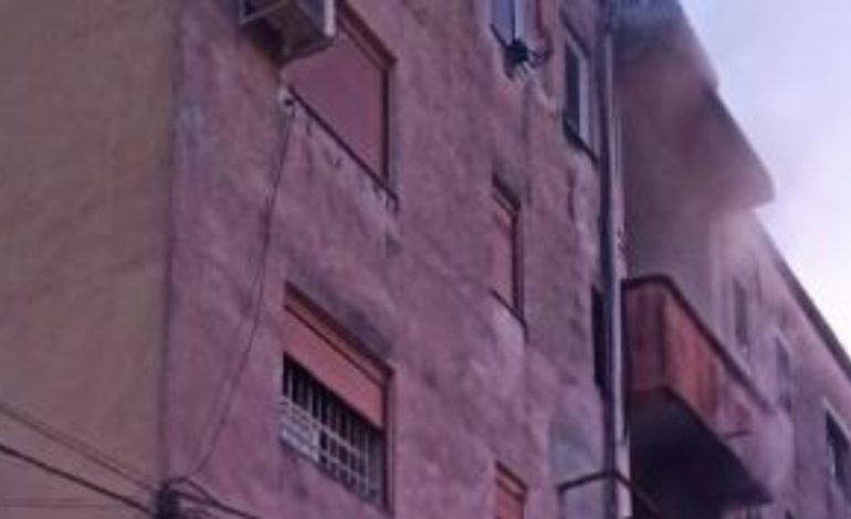 Zjarr në një pallat në Elbasan! Raportohet vetëm për dëme materiale. Dyshohet se u shkaktua nga…