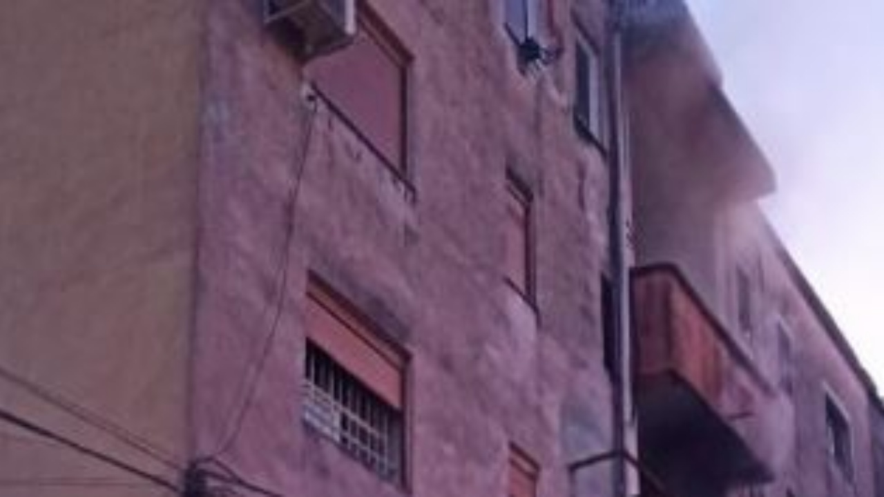 Zjarr në një pallat në Elbasan! Raportohet vetëm për dëme materiale. Dyshohet se u shkaktua nga…