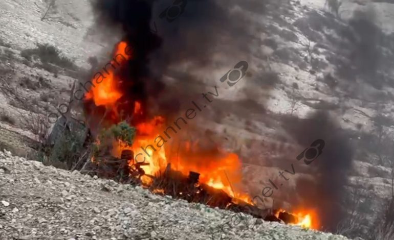 Aksident i rëndë në Kardhiq-Delvinë/ Mjeti bie në humnerë pranë tunelit dhe shpërthen në flakë, humb jetën shoferi ukrainas