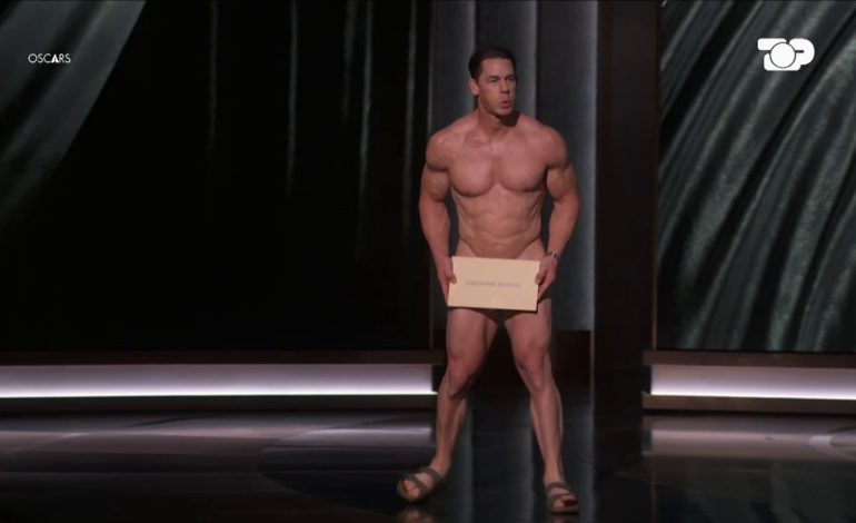 FOTOT/ John Cena shfaqet nudo në skenën e “Oscars”, mbulon pjesët intime me zarfin që mban emrin e fituesit për dizajnerin më të mirë